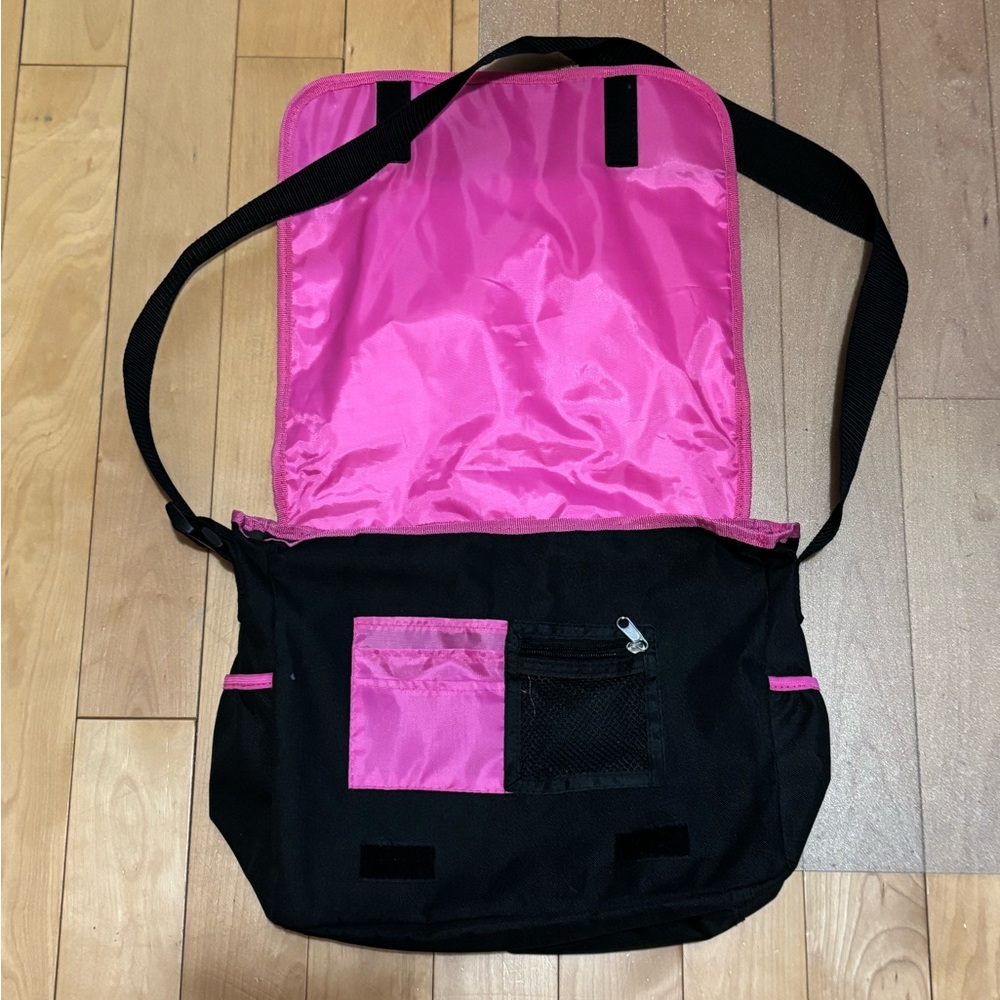 Hello Kitty Messenger Bag - Picture 2 of 3